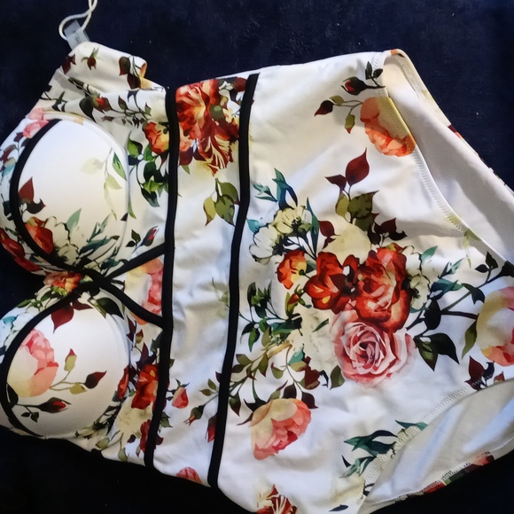 Cupshe floral swimsuit - Picture 2 of 4